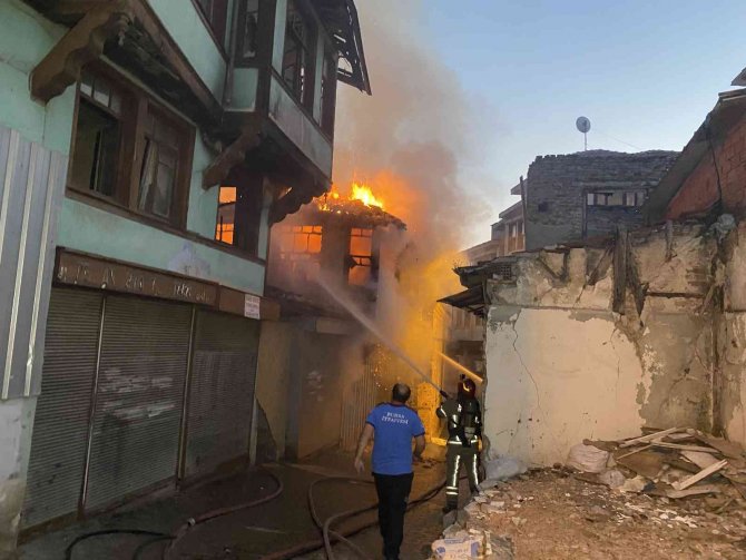 İtfaiye eri son anda kurtuldu