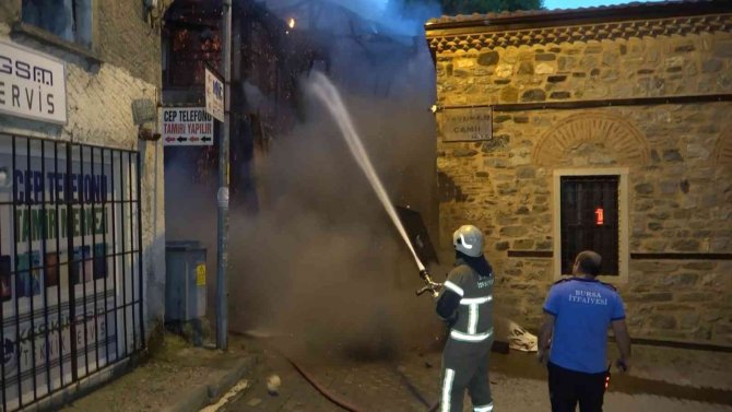 İtfaiye eri son anda kurtuldu