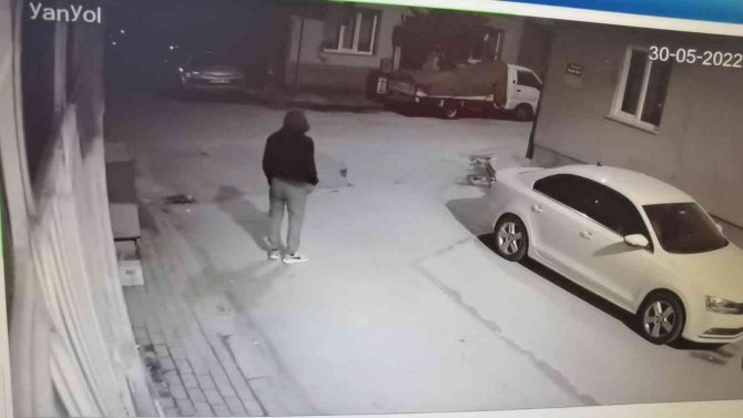 Marketin camını betonla kırdı