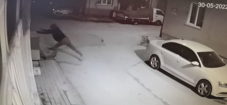 Maskeli şüpheli, market camını kırıp kaçtı; o anlar kamerada