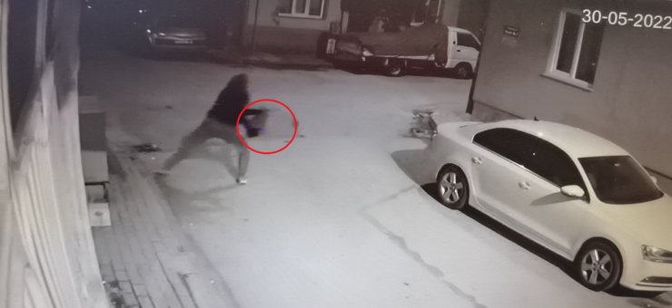 Maskeli şüpheli, market camını kırıp kaçtı; o anlar kamerada