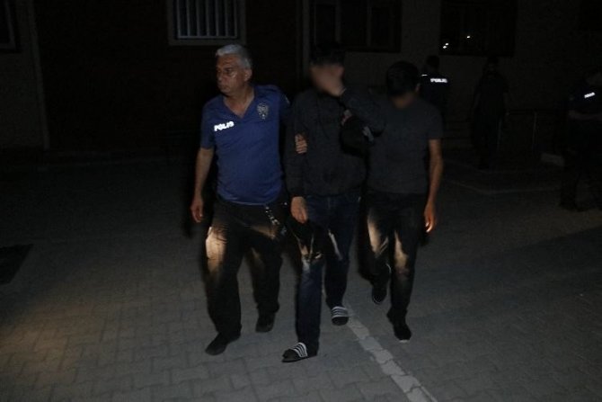 Okuldan demir korkuluk çalan 2 kişiyi polis suçüstü yakaladı