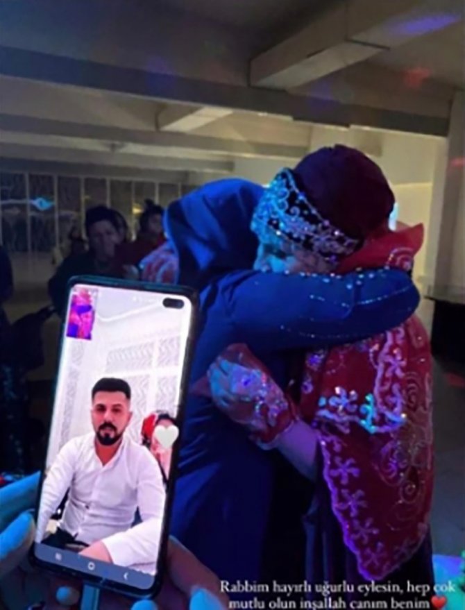 Online damat, düğününe görüntülü bağlantı ile katıldı