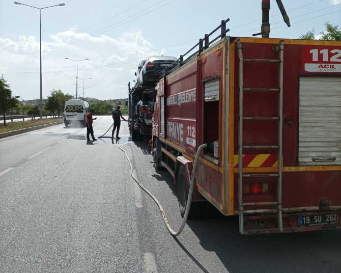 Sıfır araç taşıyan tırın lastikleri alev aldı