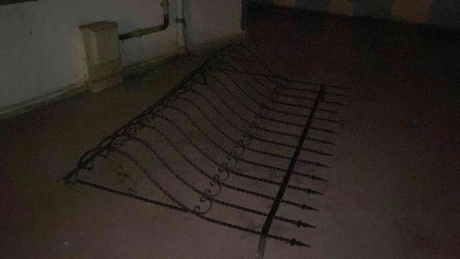 Tartıştığı ev arkadaşını bıçaklayıp kaçtı