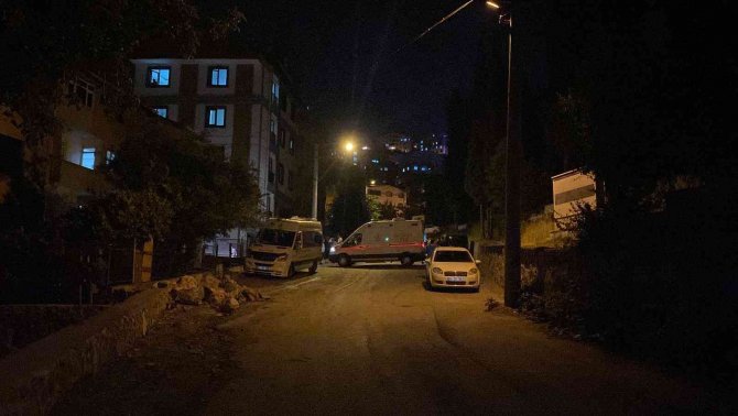 Tartıştığı ev arkadaşını bıçaklayıp kaçtı