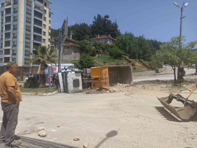 Taş yüklü kamyon devrildi: 1 yaralı