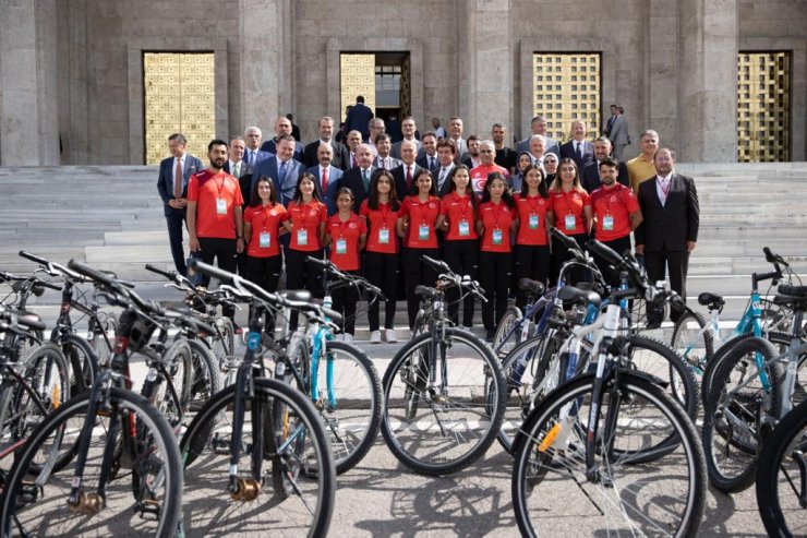 TBMM Başkanı Şentop, Meclis'te bisiklet sürdü