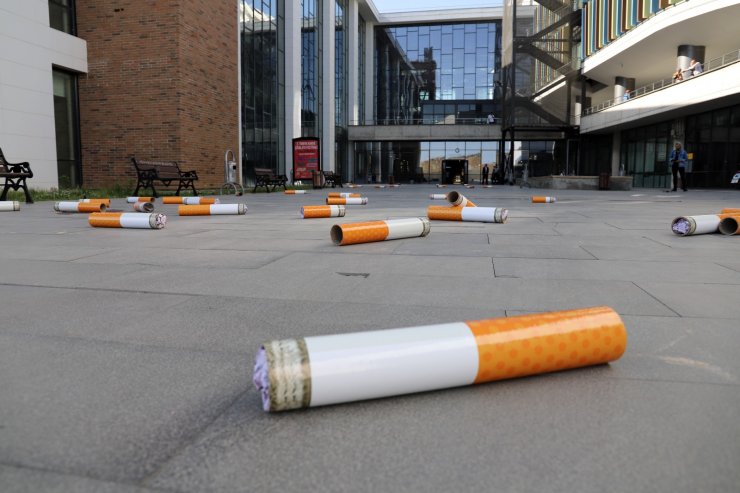 Üniversite kampüsünde maket izmaritlerle farkındalık oluşturdular