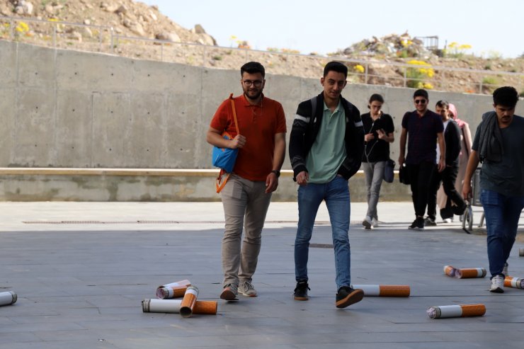 Üniversite kampüsünde maket izmaritlerle farkındalık oluşturdular