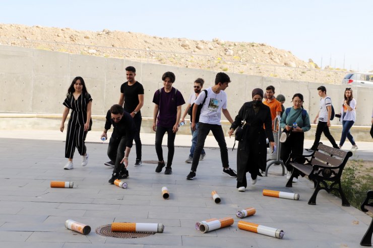 Üniversite kampüsünde maket izmaritlerle farkındalık oluşturdular