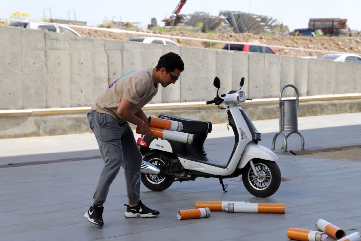 Üniversite kampüsünde maket izmaritlerle farkındalık oluşturdular