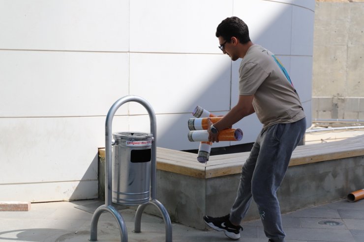 Üniversite kampüsünde maket izmaritlerle farkındalık oluşturdular