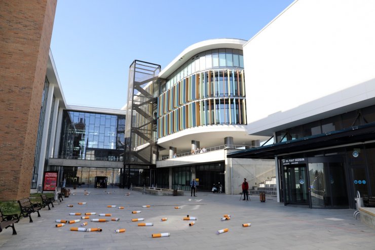 Üniversite kampüsünde maket izmaritlerle farkındalık oluşturdular