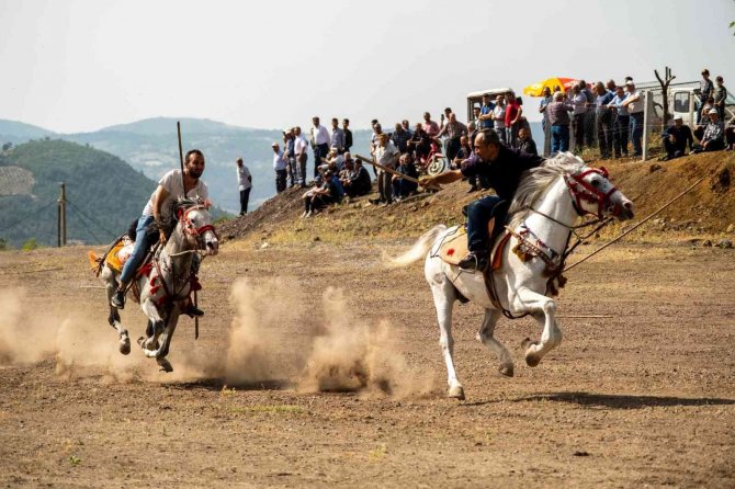 Yüzlerce yıllık atlı cirit geleneği köy düğünlerde yaşatılıyor