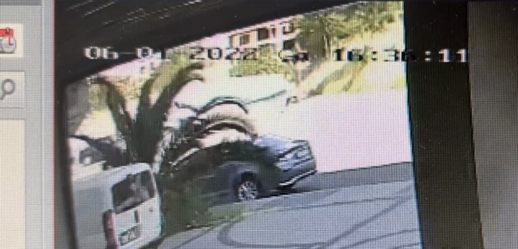 Devrilen araçtan böyle kaçtı