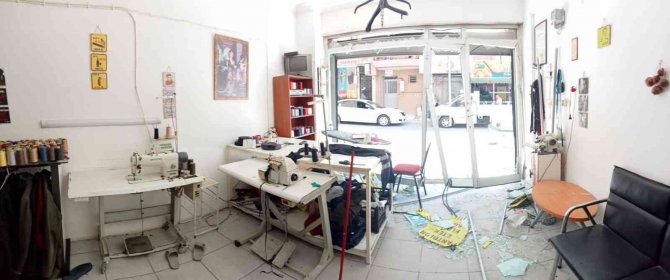 Direksiyon hakimiyetini yitirdi, araç dükkana girdi