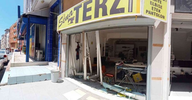 Direksiyon hakimiyetini yitirdi, araç dükkana girdi