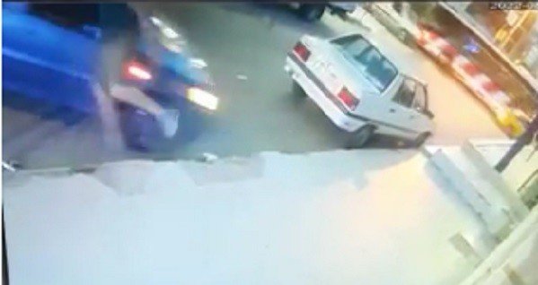 Direksiyon hakimiyetini yitirdi, araç dükkana girdi