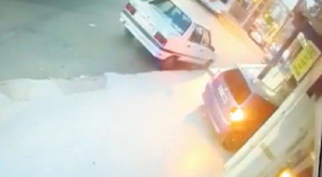 Direksiyon hakimiyetini yitirdi, araç dükkana girdi