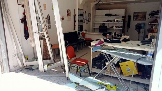 Direksiyon hakimiyetini yitirdi, araç dükkana girdi