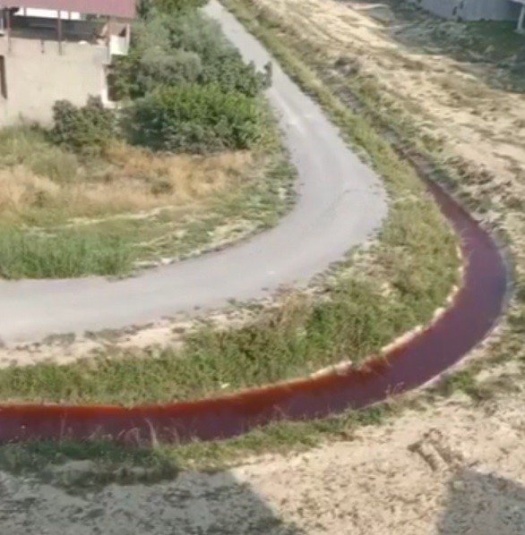 DSİ’ye ait kanaldaki su kırmızıya büründü