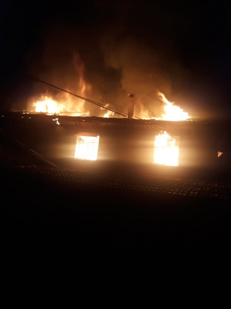 Evini ateşe veren baba ile 1 çocuğu öldü, eşi ve 1 çocuğu ağır yaralı