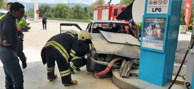 Freni patlayan otomobil akaryakıt istasyonuna girdi