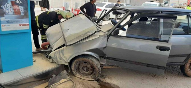 Freni patlayan otomobil akaryakıt istasyonuna girdi
