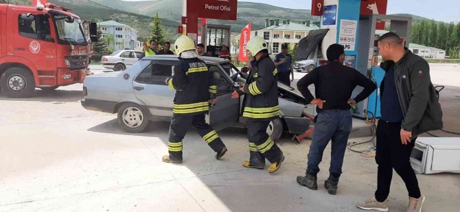 Freni patlayan otomobil akaryakıt istasyonuna girdi