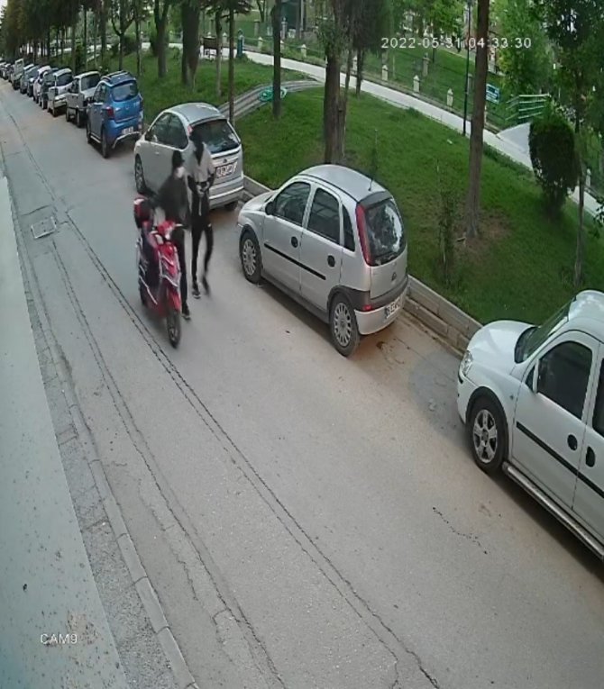 Hırsızların elektrikli bisiklet çalma anı güvenlik kameralarına yansıdı