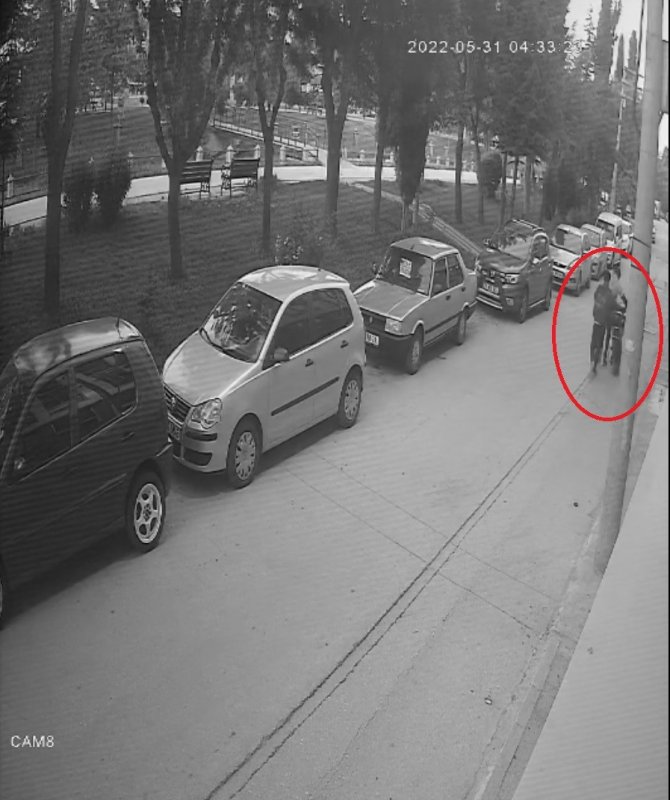 Hırsızların elektrikli bisiklet çalma anı güvenlik kameralarına yansıdı