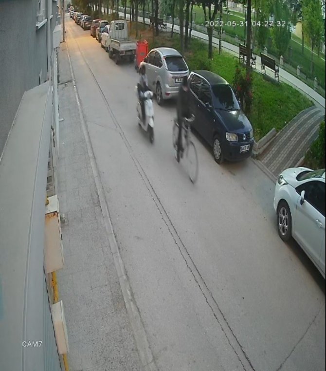 Hırsızların elektrikli bisiklet çalma anı güvenlik kameralarına yansıdı