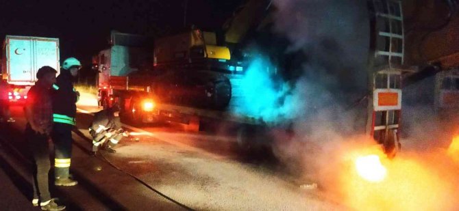 İş makinası yüklü tırın lastikleri alev aldı