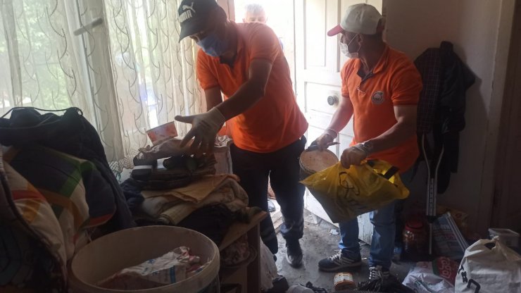 Kötü koku yayılan evden 2 kamyon çöp çıktı