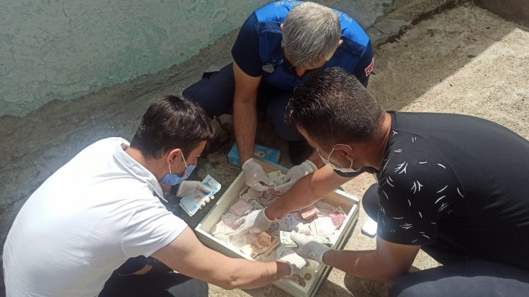 Kötü koku yayılan evden 2 kamyon çöp çıktı