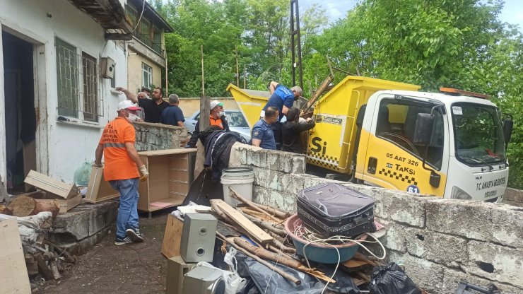 Kötü koku yayılan evden 2 kamyon çöp çıktı