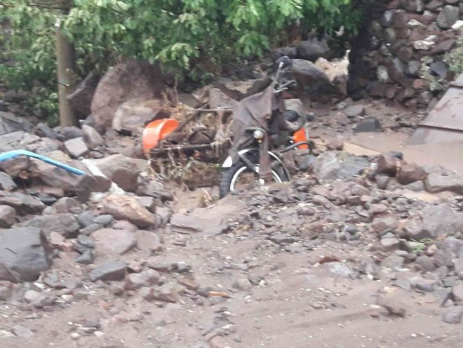 Manisa’da bir ilçeyi sel vurdu