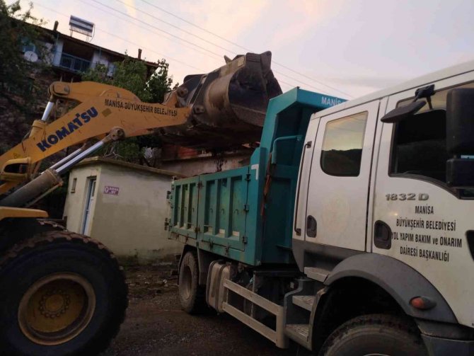 Manisa’da bir ilçeyi sel vurdu