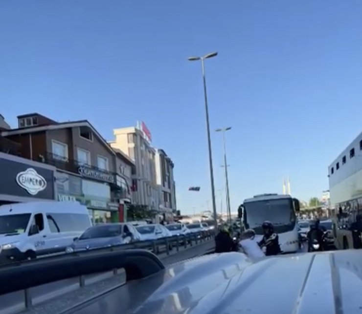 Motosikletlilerden servis şoförüne dayak