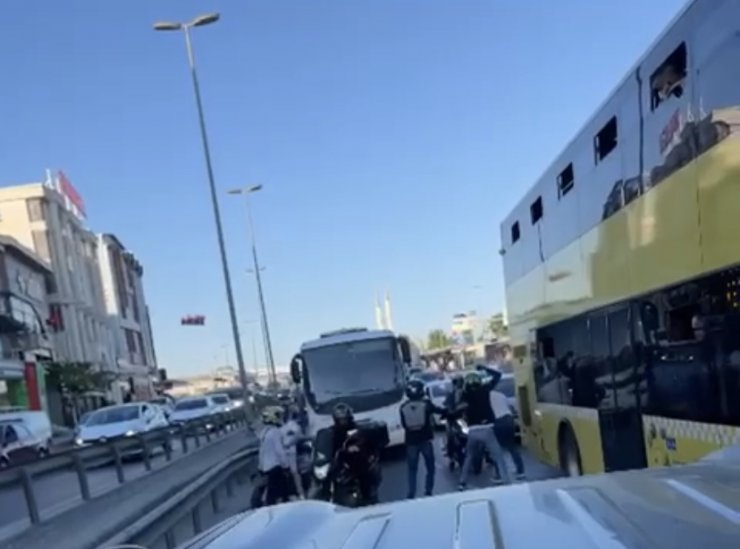 Motosikletlilerden servis şoförüne dayak