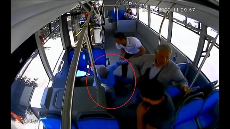 Otobüste bayılan yolcunun hastaneye yetiştirilmesi kamerada
