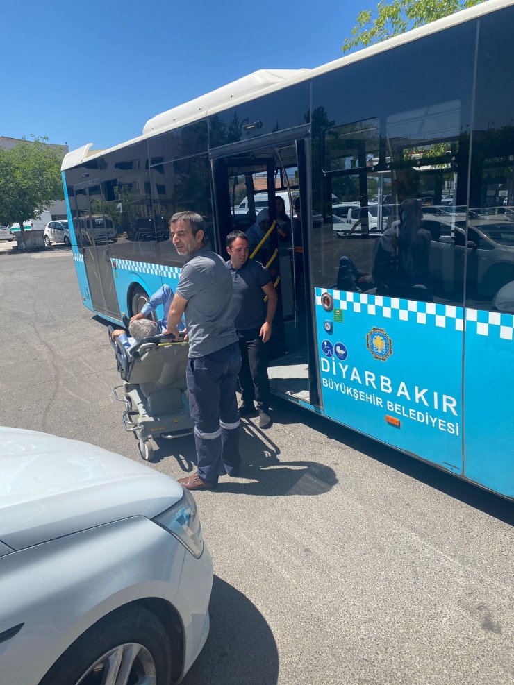 Otobüste bayılan yolcunun hastaneye yetiştirilmesi kamerada