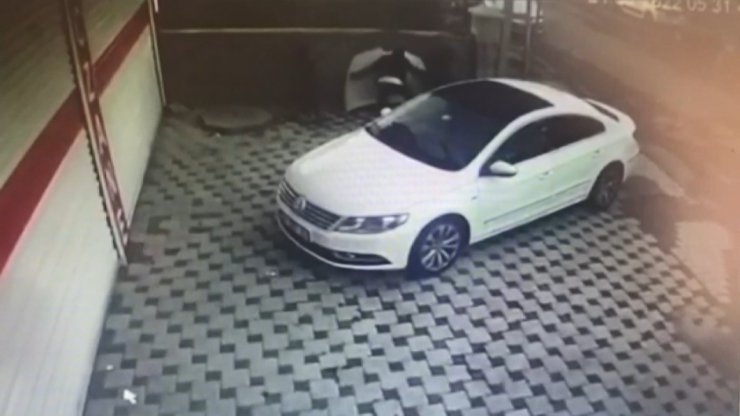 Otomobil kaputlarını çalıp sattı