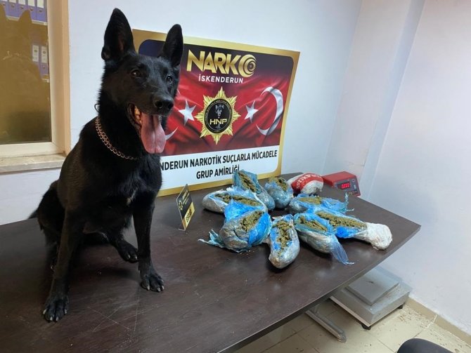 Otomobil lastiğinin içinden uyuşturucu çıktı