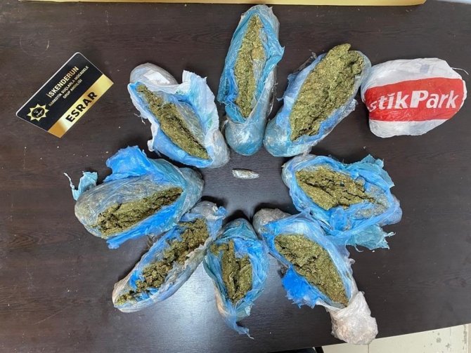 Otomobil lastiğinin içinden uyuşturucu çıktı