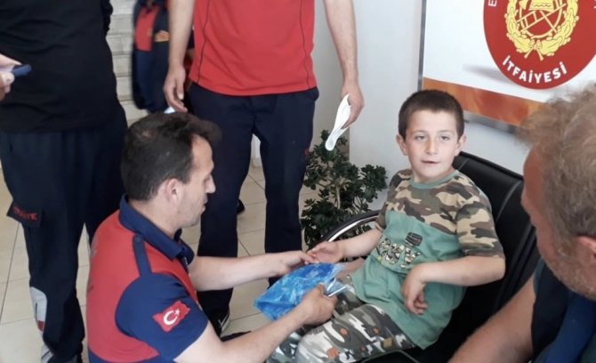 Parmağına sıkışan yüzüğü itfaiye ekipleri çıkardı