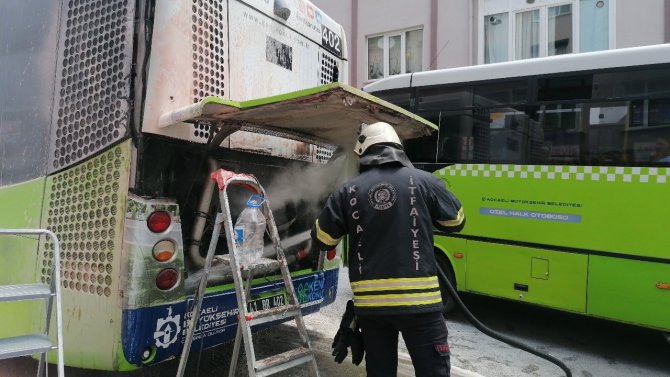 Seyir halindeki otobüste yangın çıktı