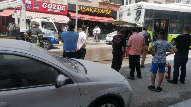 Seyir halindeki otobüste yangın çıktı