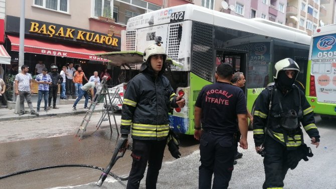 Seyir halindeki otobüste yangın çıktı